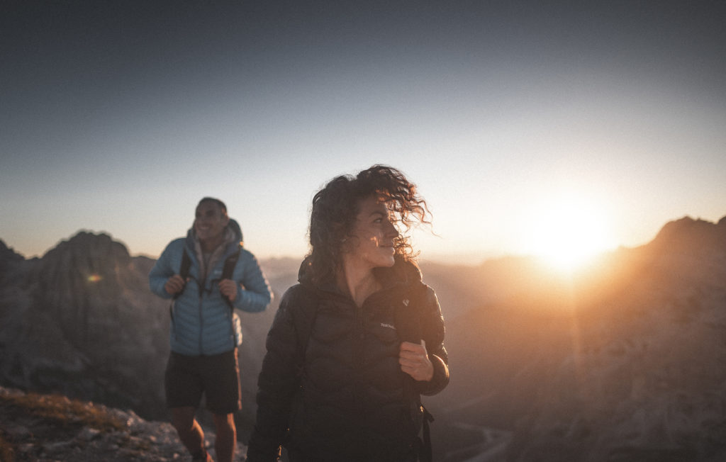 Wanderer bei Sonnenaufgang in den Dolomiten