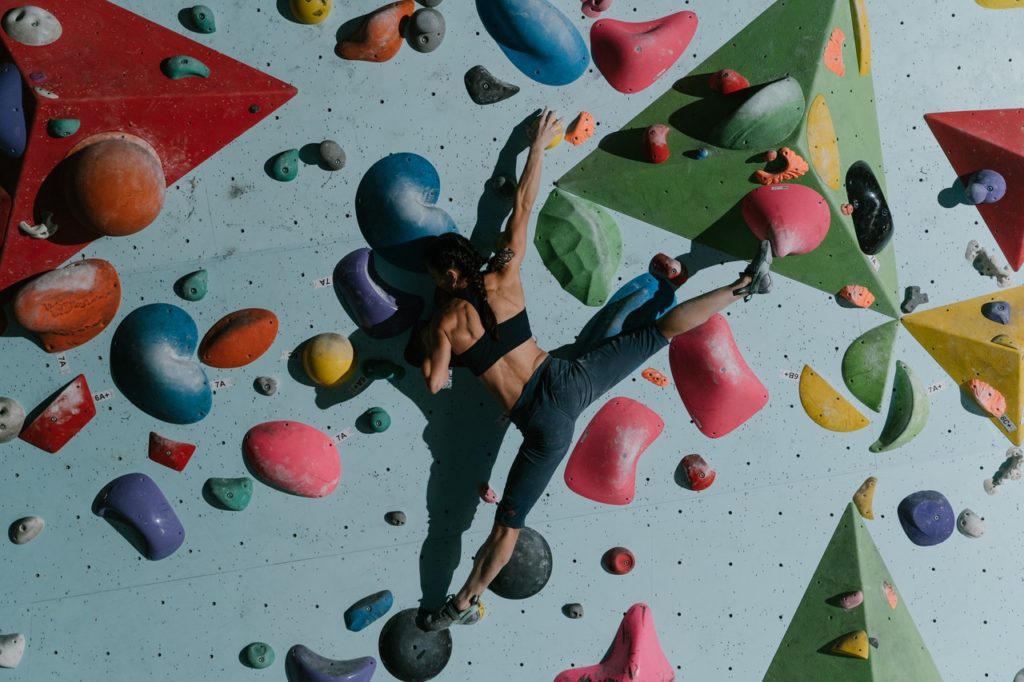 Sportliche Aktivität: Bouldern oder Klettern