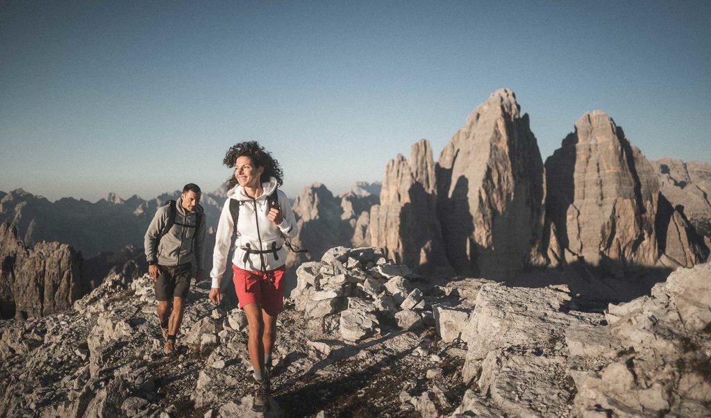 Wandern in der alpinen Berglandschaft rund um Sexten mit Ausblick zu den Drei Zinnen