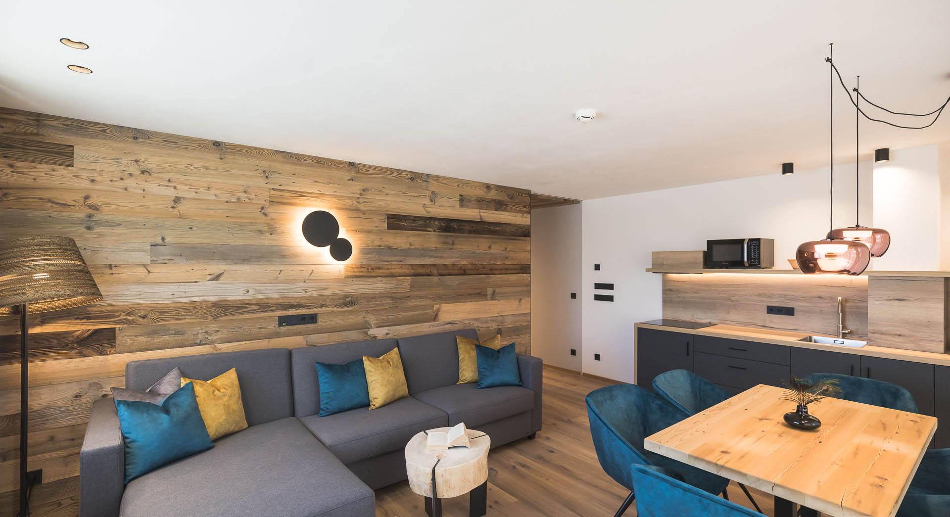 Gemütlicher Wohnbereich mit Sofa und Essbereich im Penthouse Schelllap