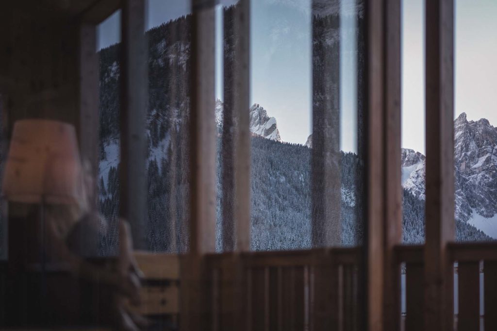 Entspannung in der Sauna bei Dämmerung mit Blick auf die Sextner Bergwelt
