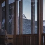 Entspannung in der Sauna bei Dämmerung mit Blick auf die Sextner Bergwelt