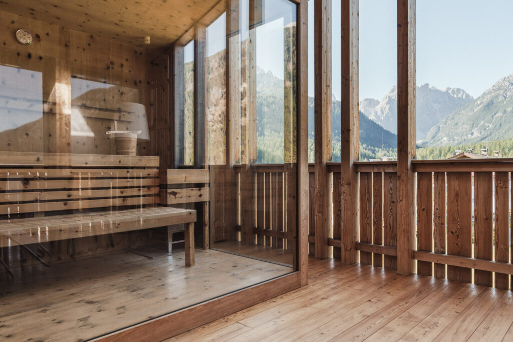 Private Sauna mit Blick auf die Sextner Dolomiten im Schuischta Mountain Apartment in Sexten