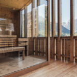 Private Sauna mit Blick auf die Sextner Dolomiten im Schuischta Mountain Apartment in Sexten