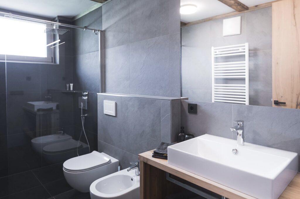 Panorama-Badewanne im Apartment Gänseggile in Sexten