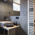 odernes Badezimmer mit Holzdetails im Apartment Kinigschworte