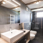 Modernes Badezimmer mit großer Dusche im Schuischta Mountain Apartment