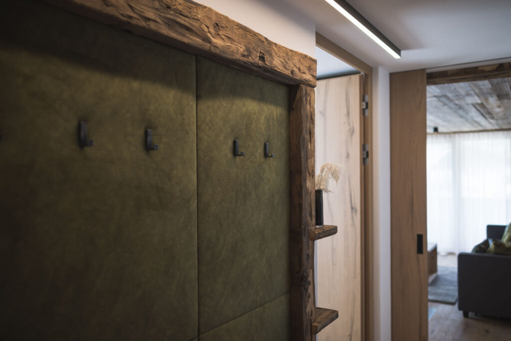 arderobe mit Altholz im Apartment Kinigschworte
