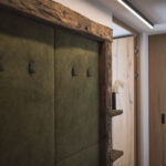 arderobe mit Altholz im Apartment Kinigschworte