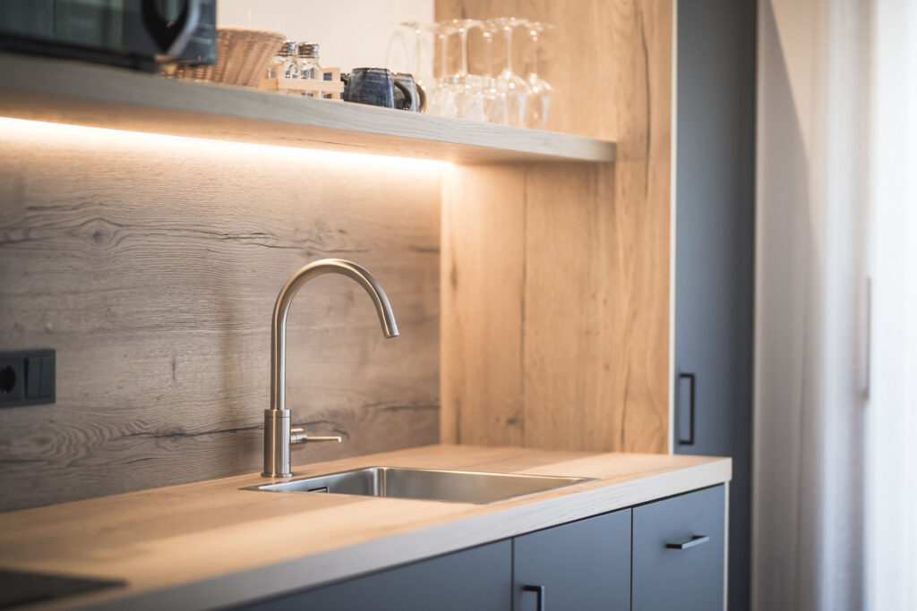 Moderne Küche mit Holzdetails im Apartment Gänseggile