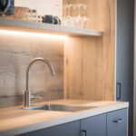 Moderne Küche mit Holzdetails im Apartment Gänseggile