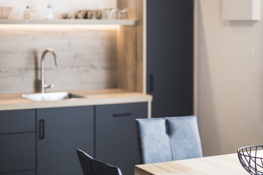Moderne Küche mit Holzdetails im Apartment Kinigschworte