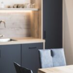 Moderne Küche mit Holzdetails im Apartment Kinigschworte