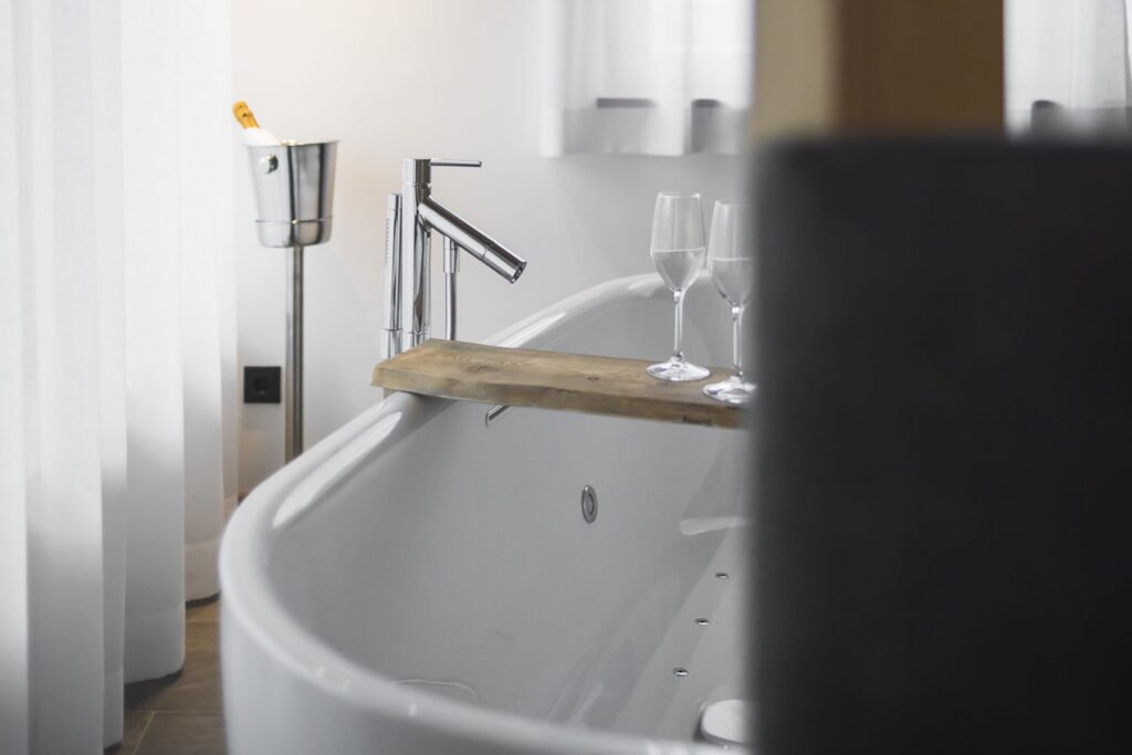 Panorama-Badewanne im Apartment Gänseggile in Sexten