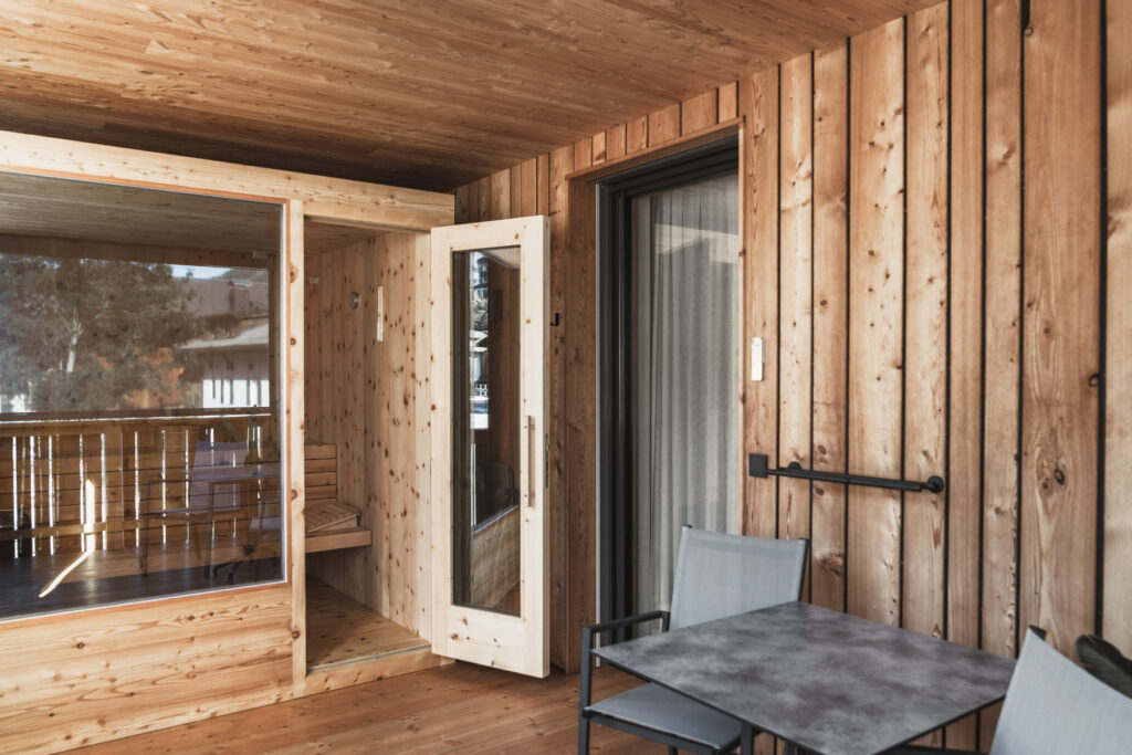 Private Sauna mit Terrasse im Apartment Di Gilte in Sexten