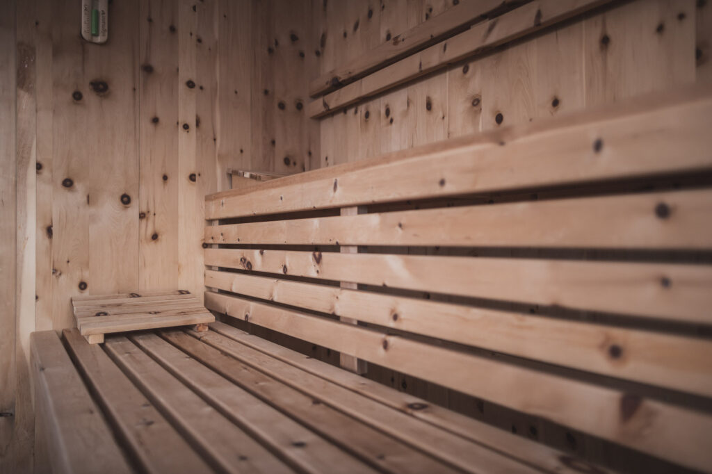 Private Sauna aus Holz im Schuischta Mountain Apartment in Sexten