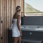 Privater Whirlpool auf der Terrasse des Penthouse Schelllap in Sexten
