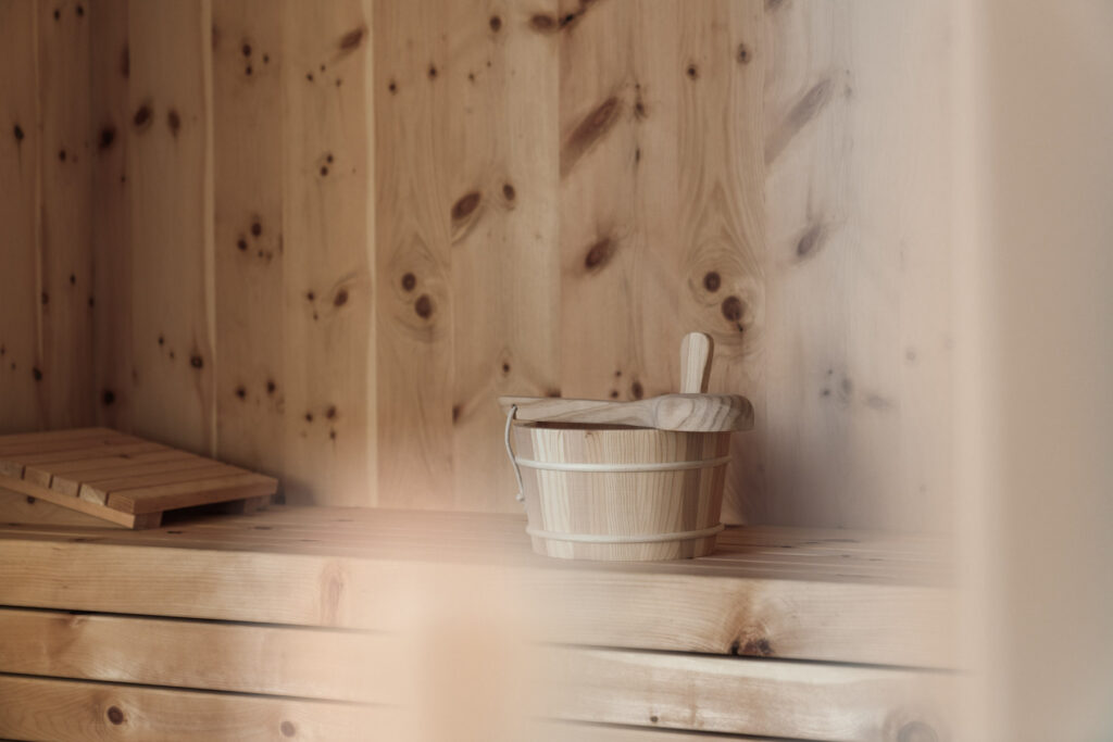 Sauna mit Holzkübel im Apartment Di Gilte in Sexten