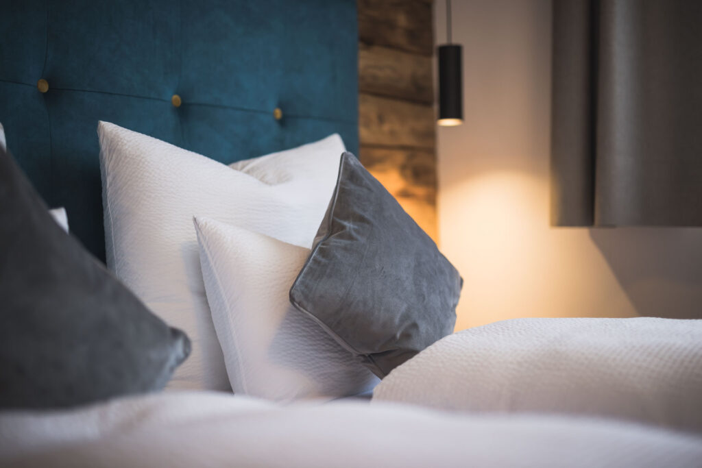 Gemütliches Schlafzimmer mit stilvollen Altholz Details im Penthouse Schelllap
