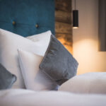 Gemütliches Schlafzimmer mit stilvollen Altholz Details im Penthouse Schelllap