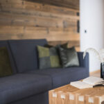 Gemütlicher Wohnbereich im Apartment Kinigschworte in Sexten