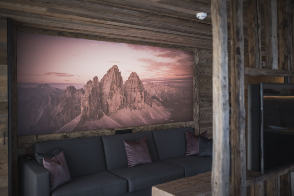 Gemütlicher Wohnbereich mit Holzinterieur im Schuischta Mountain Apartment