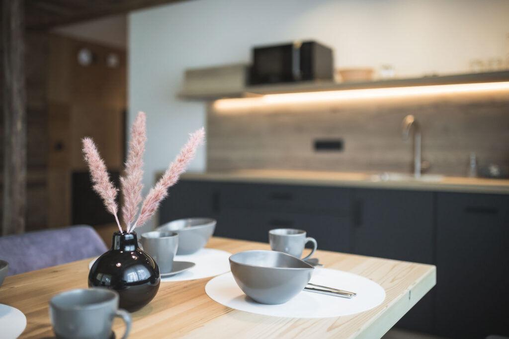 Moderne Küche mit Essbereich im Schuischta Mountain Apartment in Sexten