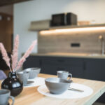 Moderne Küche mit Essbereich im Schuischta Mountain Apartment in Sexten